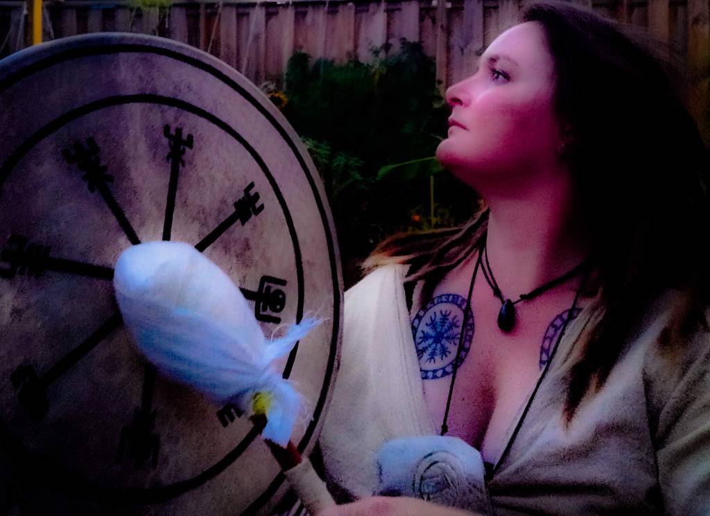 Ik met mijn Drum (naam = Boing). De drum is versierd met een vegvisir. Ik hoed hem in mijn rechterhand en een drumstok in de rechter. Ik kijk met een dromerige,zachte blik over Boing naar een punt in de verte