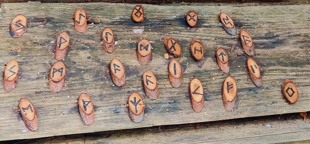 Proto germaanse runen van hout op een houten plank